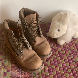 Like new womens Timberlands boots.